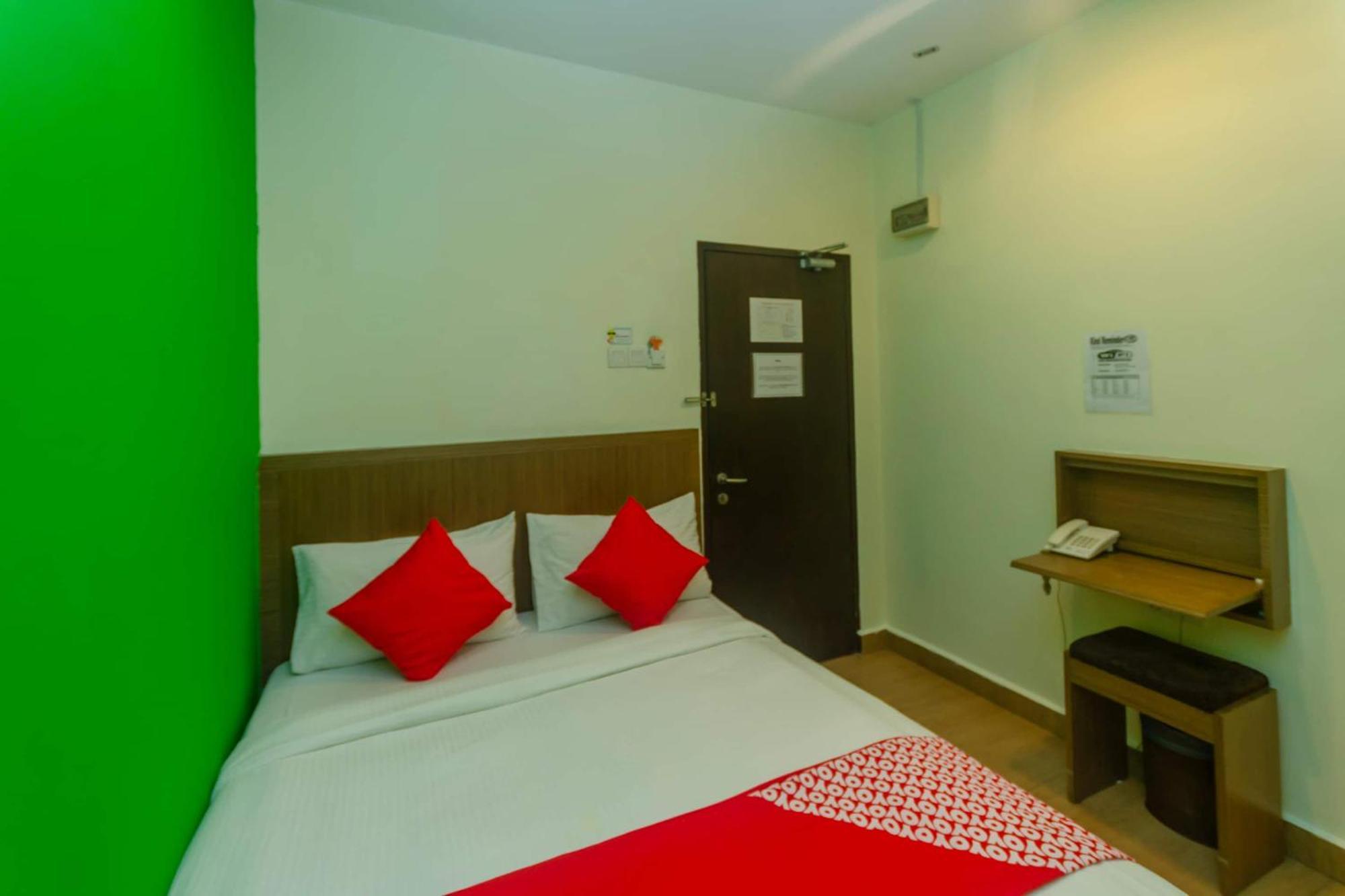 Super Oyo 596 The Vintage Hotel Джохор-Бару Екстер'єр фото